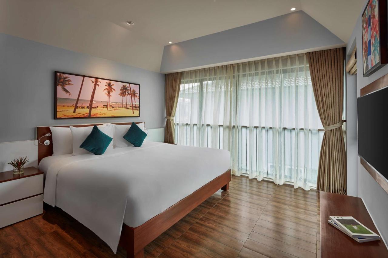 Five-Bedroom Presidential Villa Three King Beds Four Single Beds Balcony or Private Pool