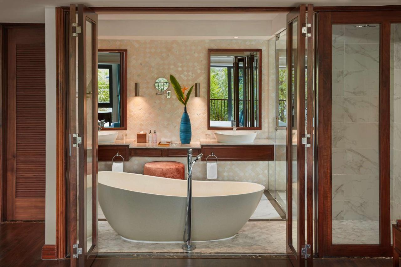 Five-Bedroom Presidential Villa Three King Beds Four Single Beds Balcony or Private Pool