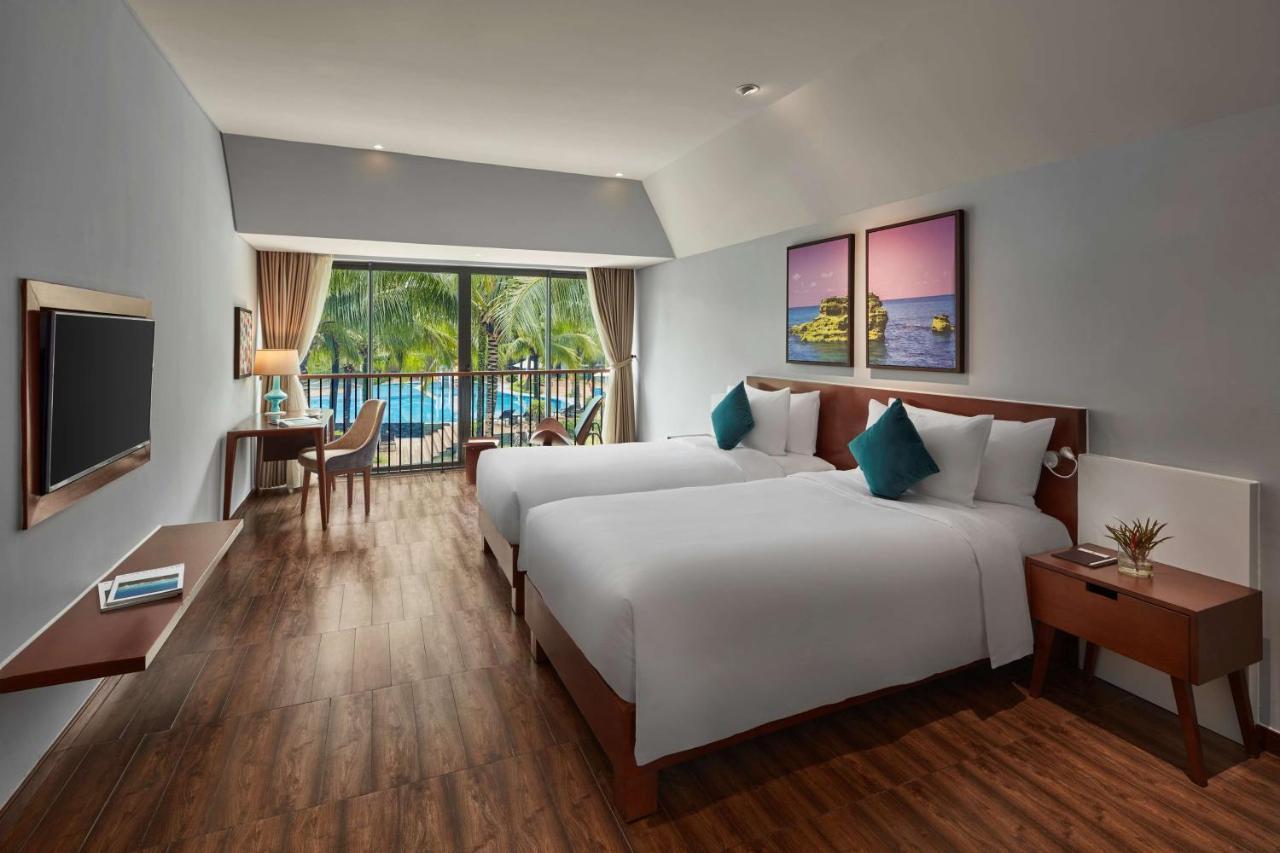 Five-Bedroom Presidential Villa Three King Beds Four Single Beds Balcony or Private Pool