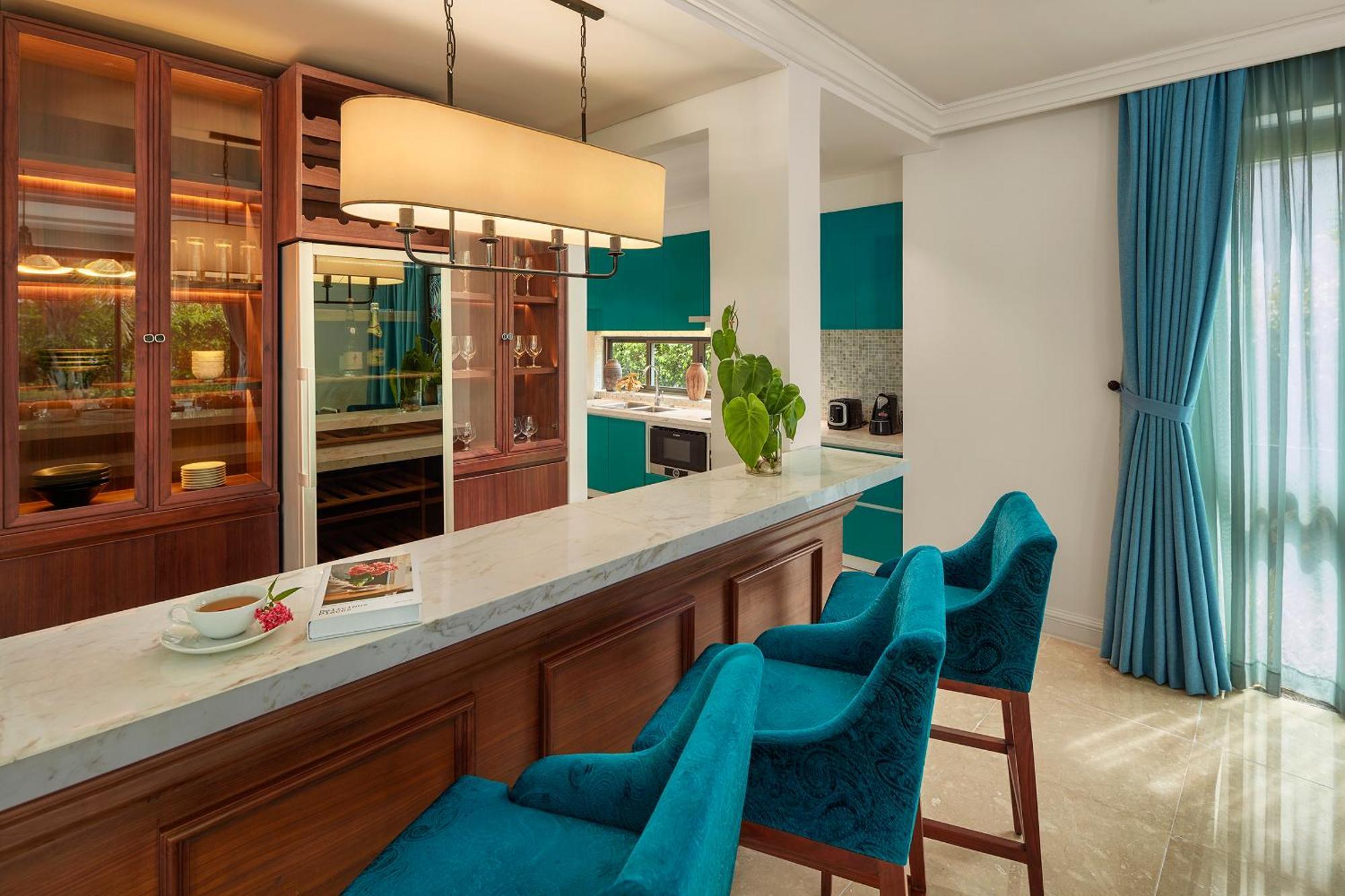 Five-Bedroom Presidential Villa Three King Beds Four Single Beds Balcony or Private Pool